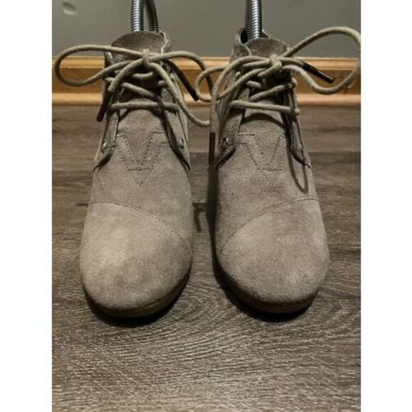 TOM'S Taupe Suede Lace Up Wedge Ankle Bootie Boots Womens Size 6 Model 741115 - Picture 3 of 12